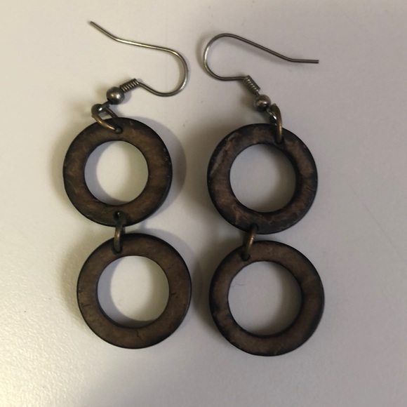 ๐ Coconut Shell Earrings - Picture 2 of 2